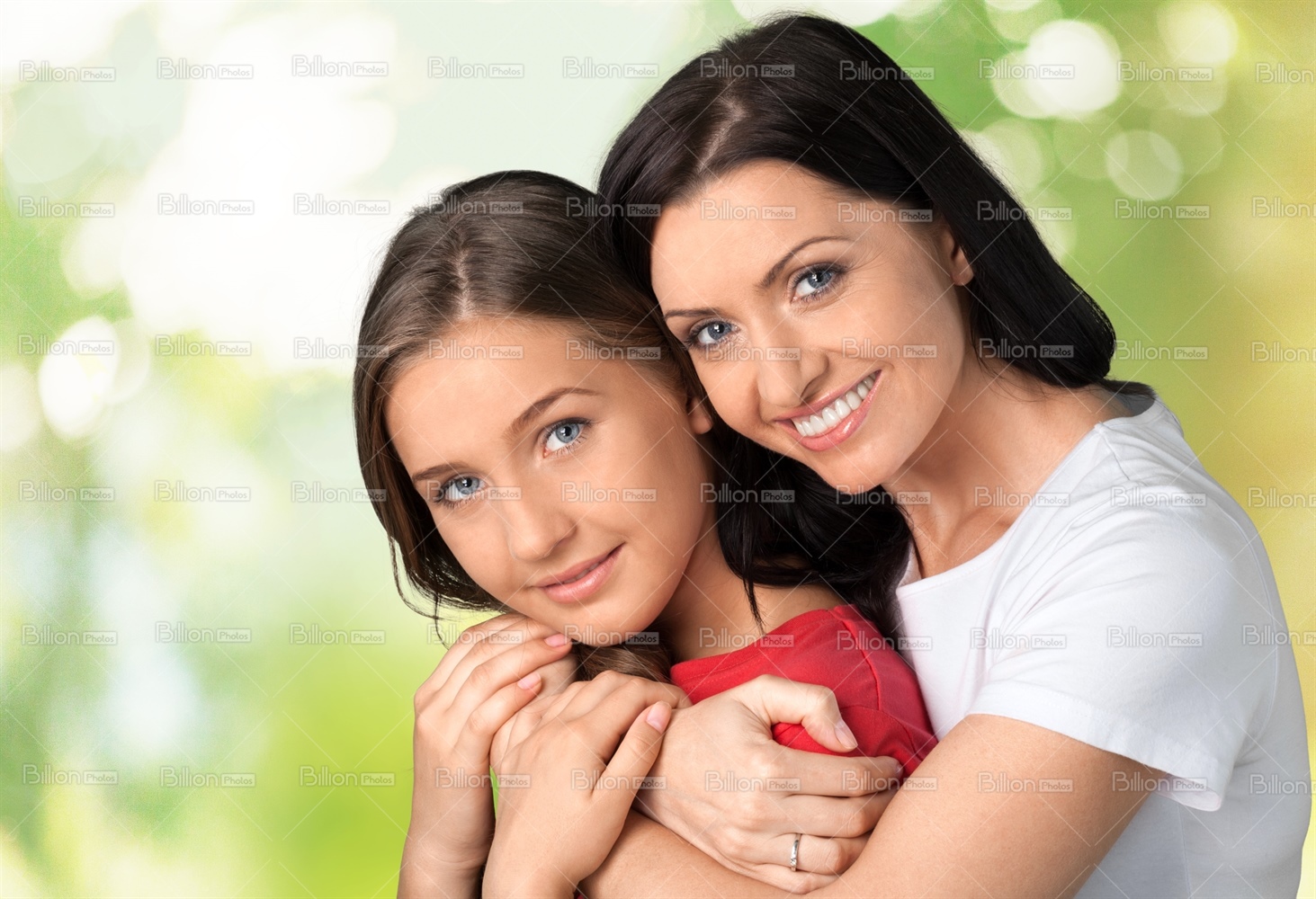 Счастливые мама и дочка подросток